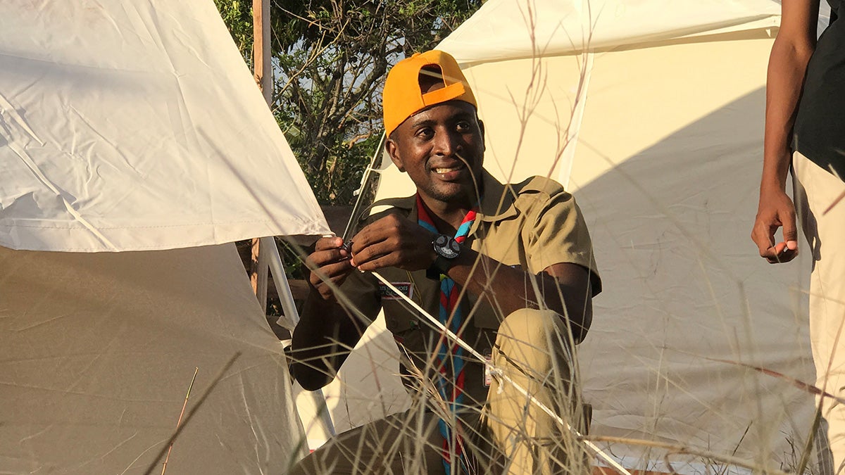 Mbaé Imadoudine working on a tent