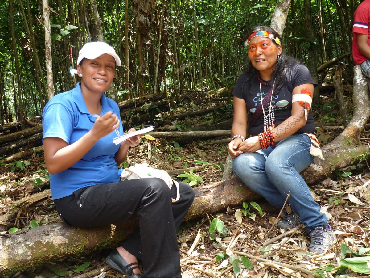 Producing indigenous crafts in the Yasuní Biosphere Reserve, Ecuador
