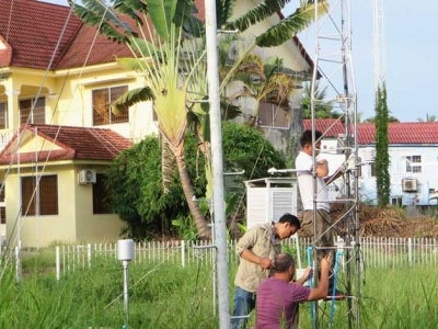 Installing the new automatic weather station in Preah Sihanouk, under the UNDP-supported project ‘Strengthening Climate Information and Early Warning Systems in Cambodia’ 2018. © MOWRAM Cambodia.