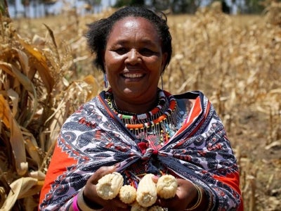 La Sra. Esther Kuluo es beneficiaria de un proyecto de manejo sostenible de tierras financiado por el FMAM. El proyecto le ha proporcionado a ella, y a más de 11,000 miembros de la comunidad Maasai, herramientas para la planificación del uso de la tierra y aprendizaje experiencial a través de Escuelas de Campo de Agricultores.