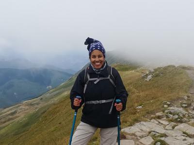 Rocío Cóndor on a mountain ridge in Italy