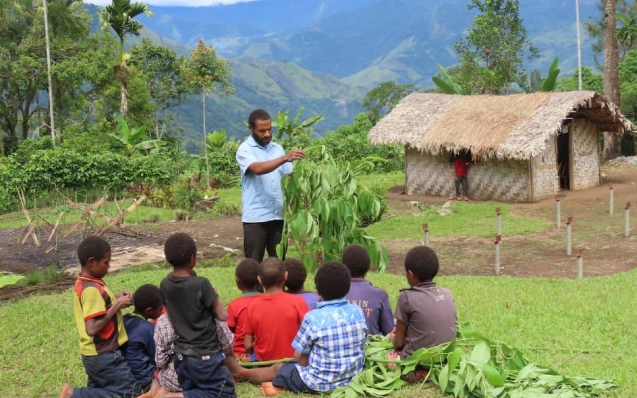George Sinao teaching conservation skills to junior rangers in Papua New Guinea