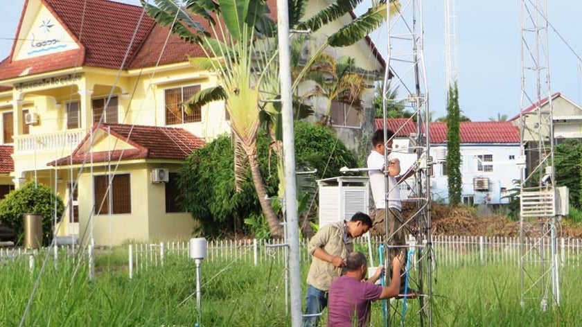 Installing the new automatic weather station in Preah Sihanouk, under the UNDP-supported project ‘Strengthening Climate Information and Early Warning Systems in Cambodia’ 2018. © MOWRAM Cambodia.